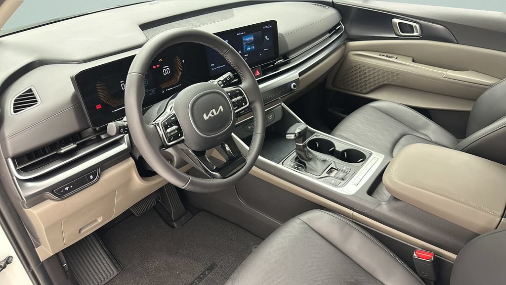 Used 2025 Kia Carnival FWD image 11