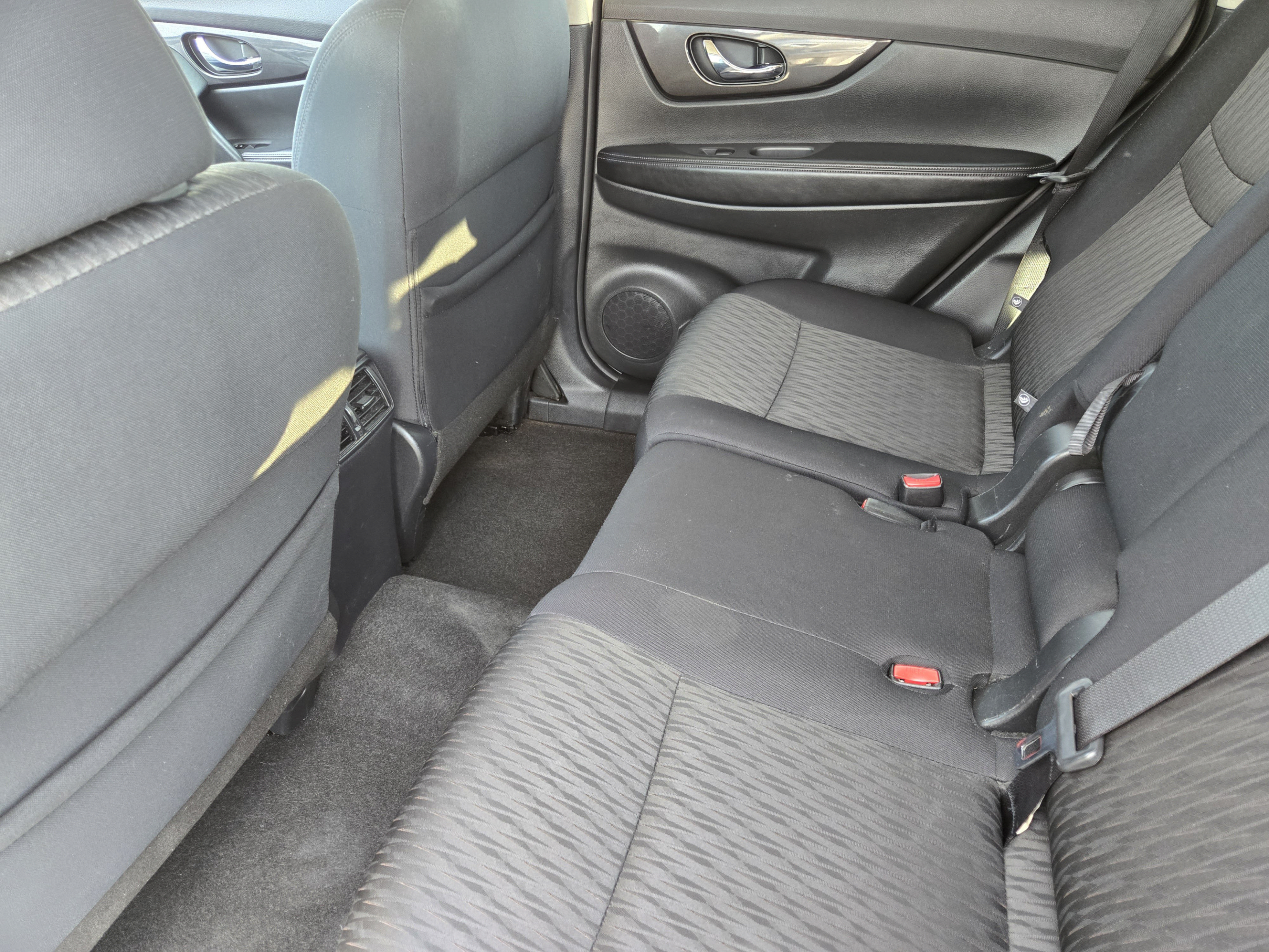 Used 2018 Nissan Rogue SV w/ Sun & Sound Touring Package AWD/4WD image 28