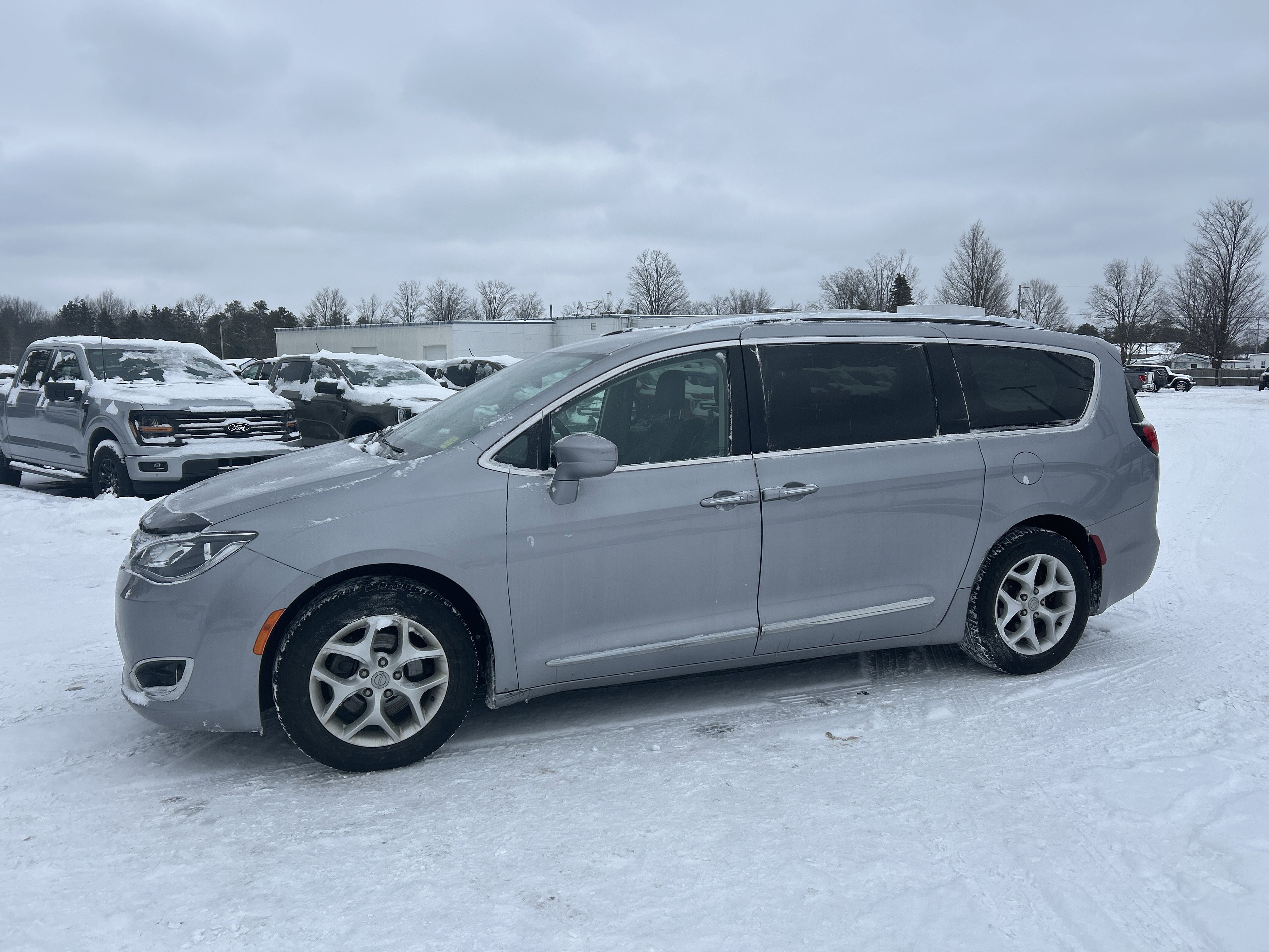 Used 2018 Chrysler Pacifica Touring-L Plus w/ Tire & Wheel Group image 8