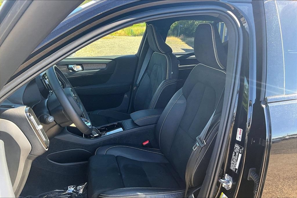 Used 2021 Volvo XC40 P8 Recharge w/ Advanced Package AWD/4WD image 9