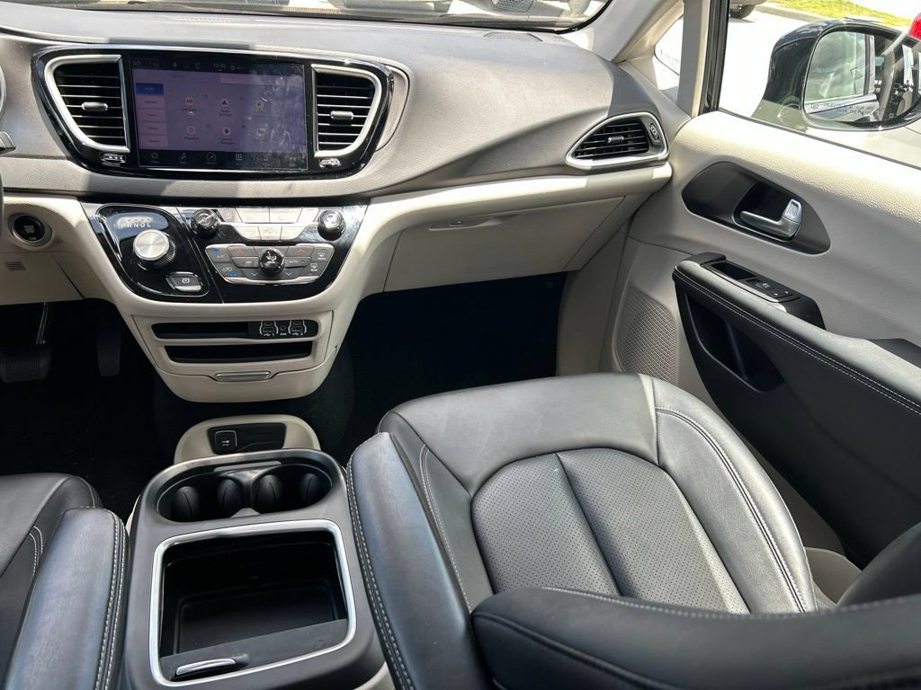 Used 2024 Chrysler Pacifica Touring-L FWD image 11