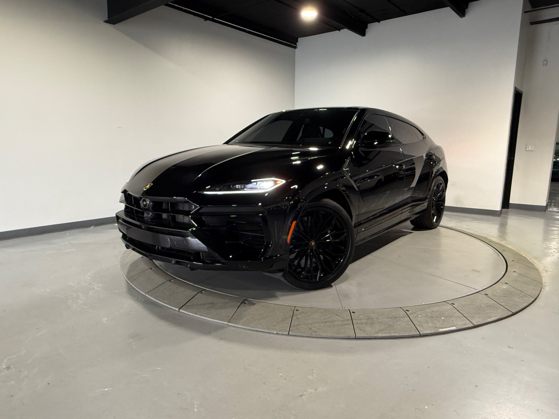 Used 2025 Lamborghini Urus SE AWD/4WD image 3