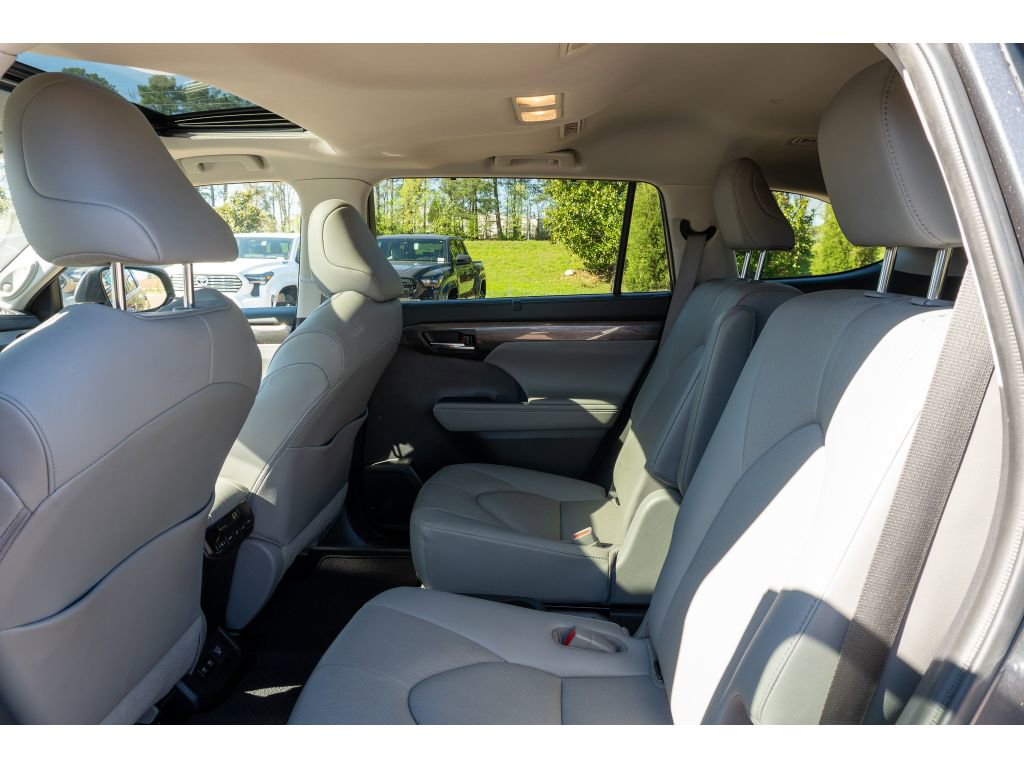 Used 2020 Toyota Highlander Limited image 14