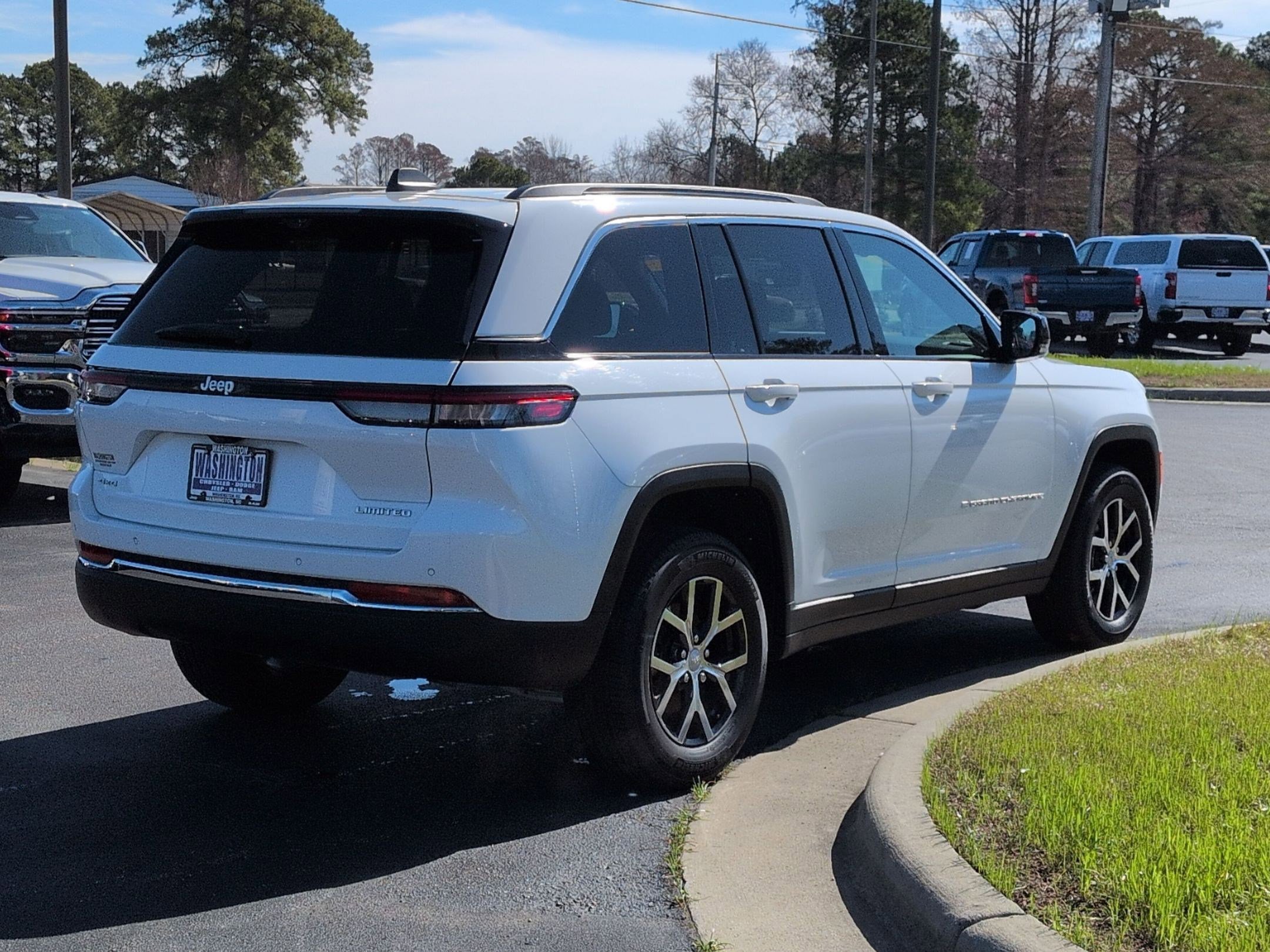 Used 2024 Jeep Grand Cherokee Limited w/ Luxury Tech Group II image 5