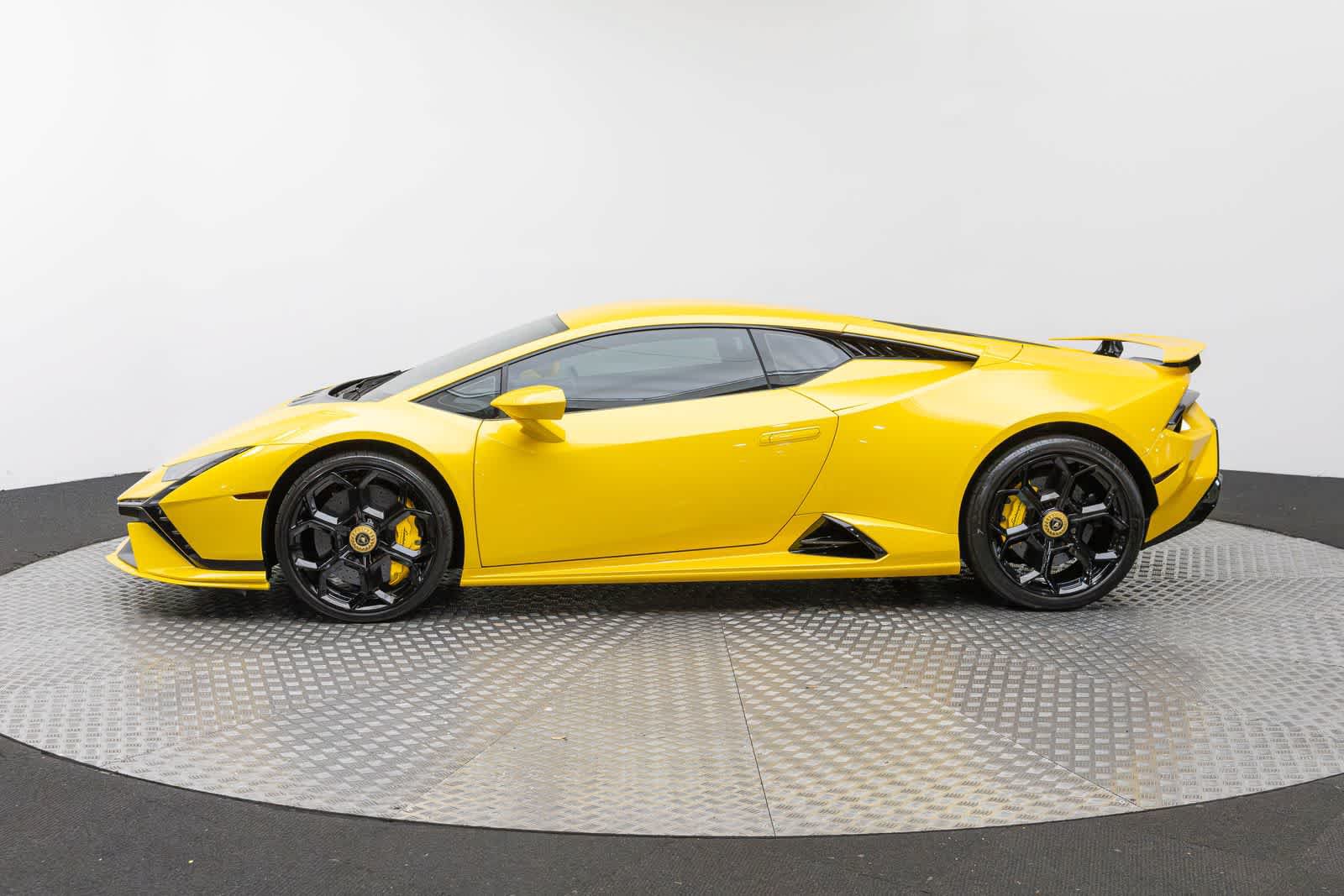 Used 2023 Lamborghini Huracan Tecnica RWD image 3