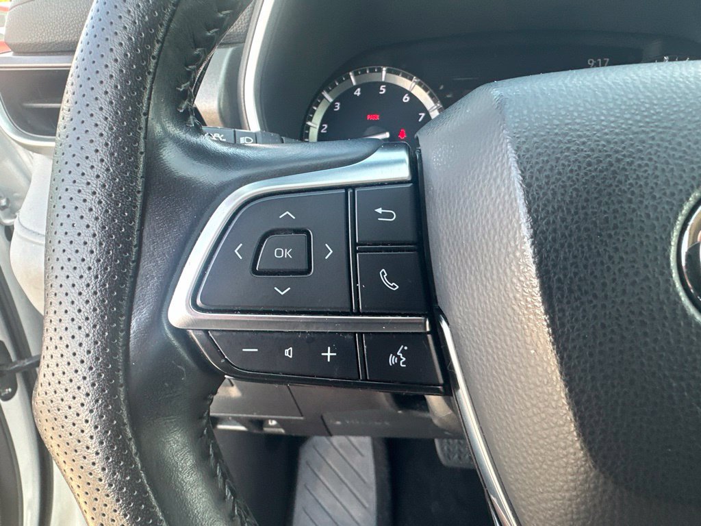 Used 2021 Toyota Highlander XLE FWD image 19