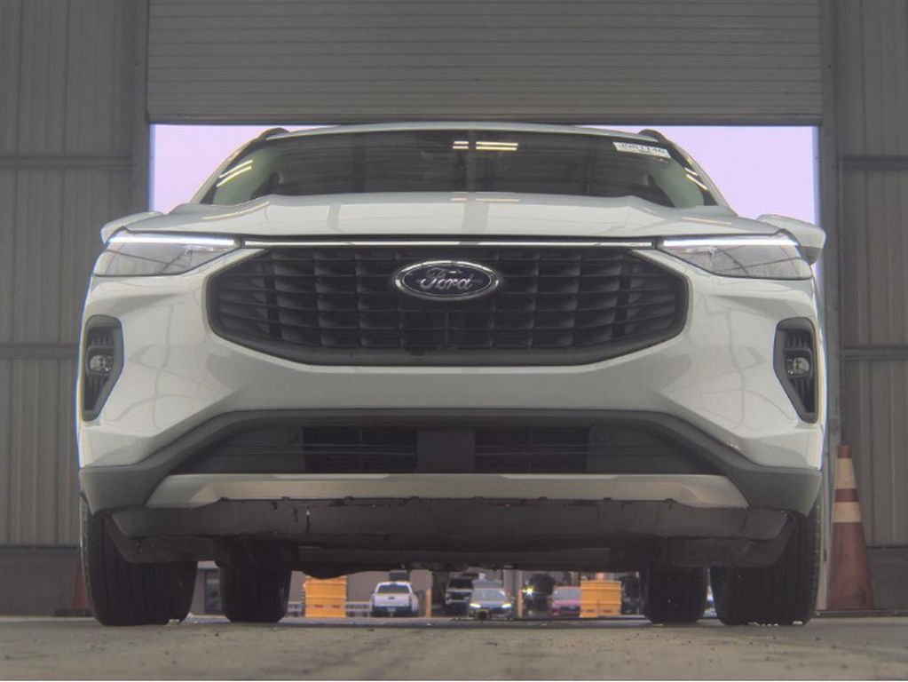 Used 2025 Ford Escape SE image 3