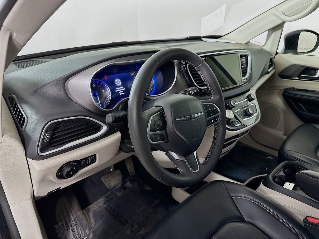 Certified 2023 Chrysler Pacifica Touring-L image 16