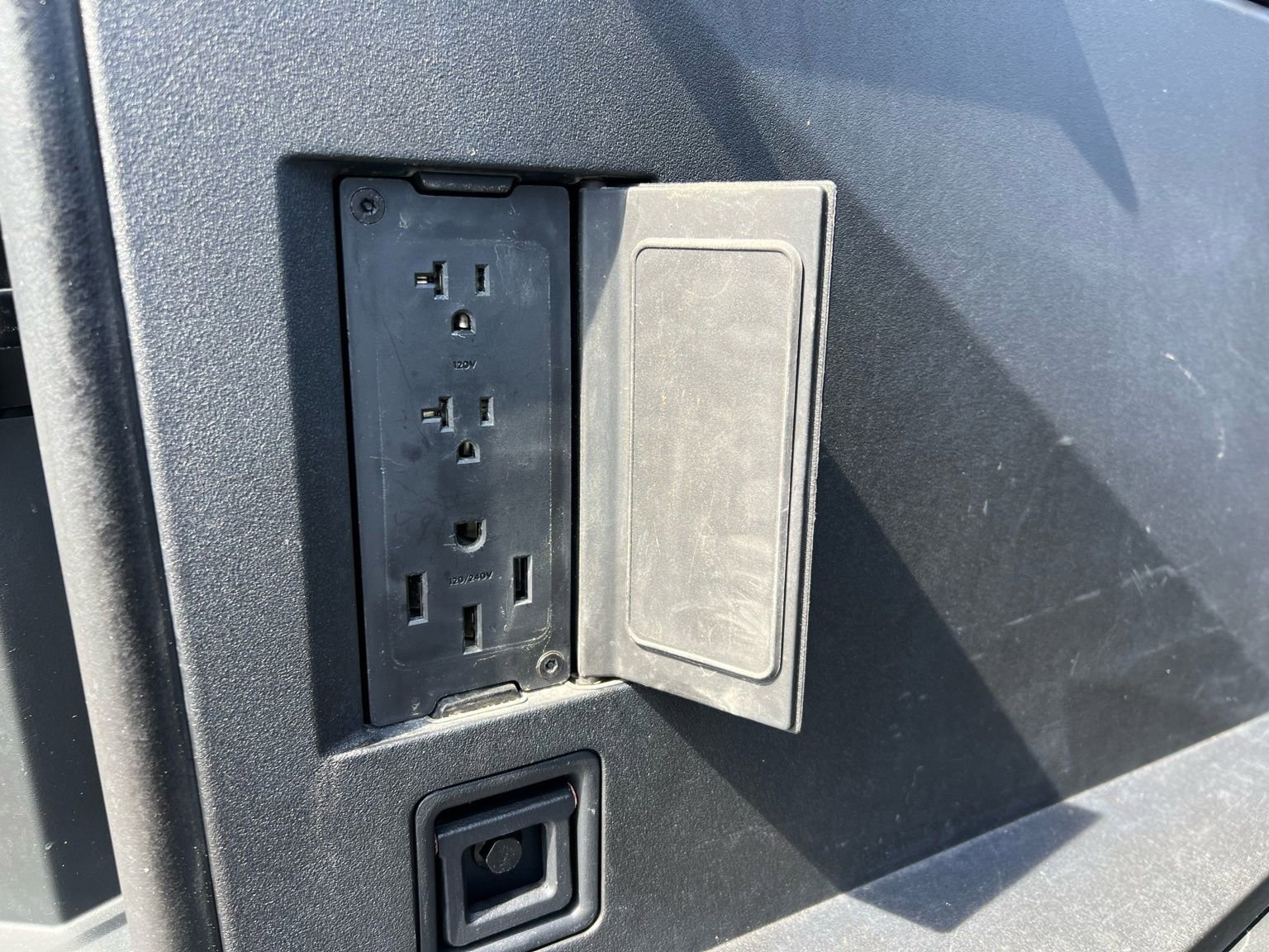 Used 2024 Tesla Cybertruck AWD Crew Cab image 22