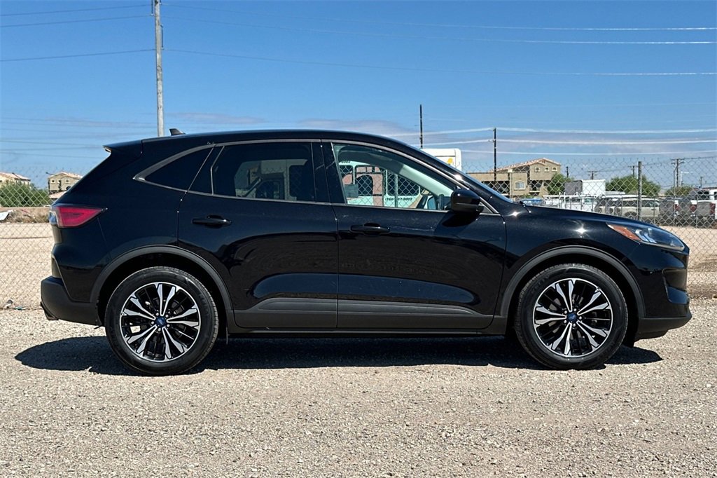 Used 2022 Ford Escape SE w/ SE Sport Appearance Package image 3