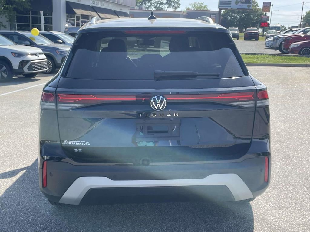 Certified 2025 Volkswagen Tiguan SE FWD image 5