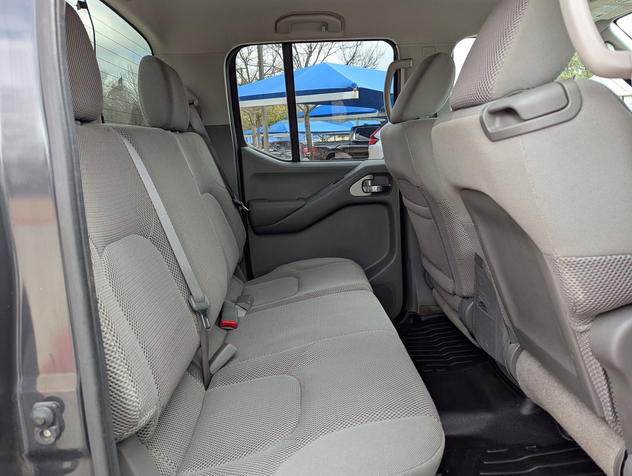 Used 2010 Nissan Frontier SE image 24