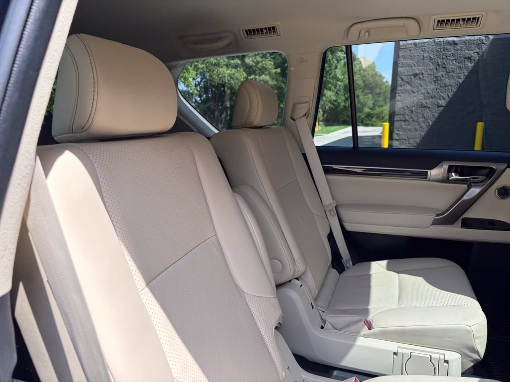 Used 2021 Lexus GX 460 Luxury w/ Sport Design Package AWD/4WD image 24