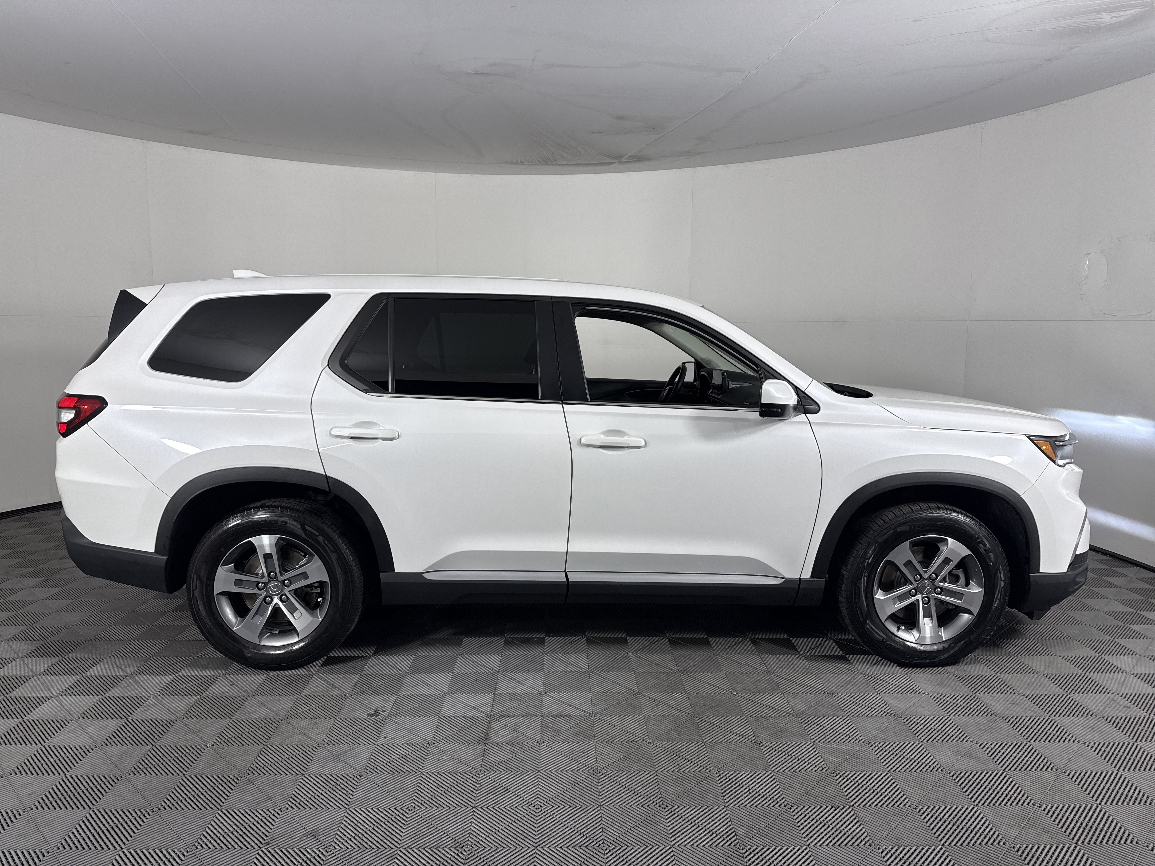 Certified 2024 Honda Pilot EX-L image 3