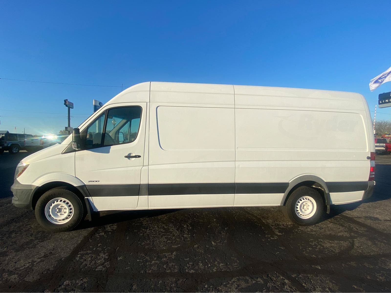 Used 2015 Freightliner Sprinter 2500 RWD image 1
