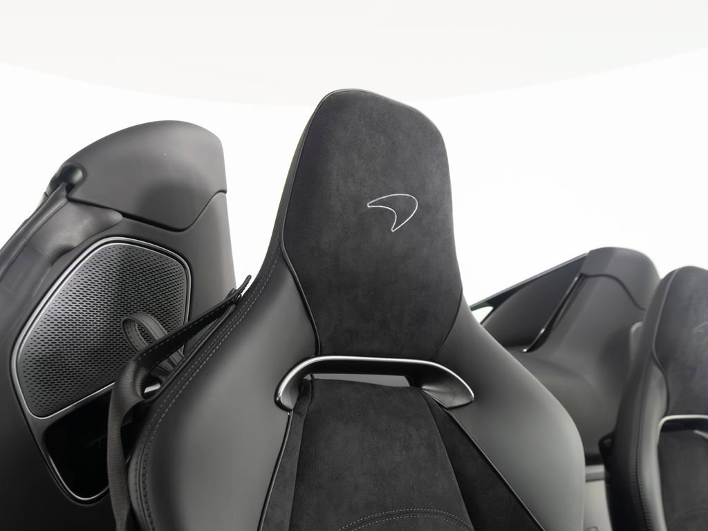 Used 2025 McLaren Artura Spider RWD image 31