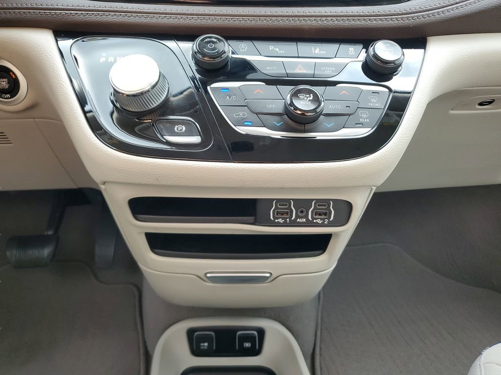 Used 2021 Chrysler Pacifica Touring image 15