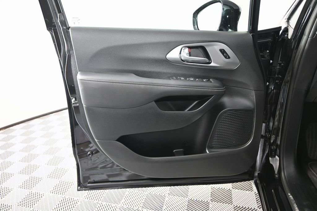 Used 2025 Chrysler Pacifica Select FWD image 18