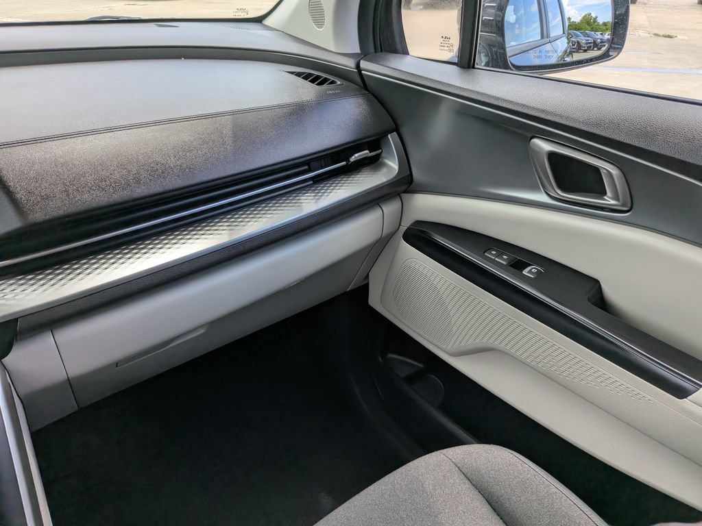 Certified 2024 Kia Carnival LX FWD image 17