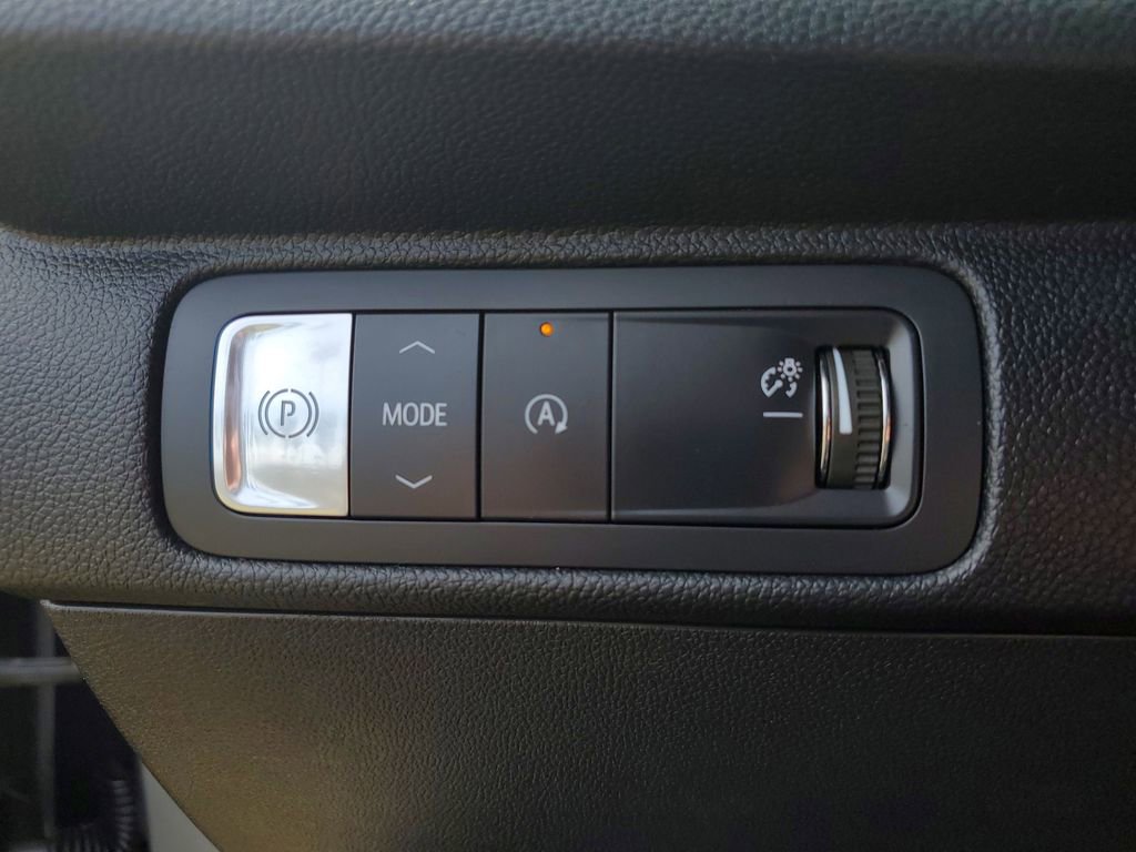 Used 2025 Chevrolet Traverse LT w/ Midnight/Sport Edition image 24