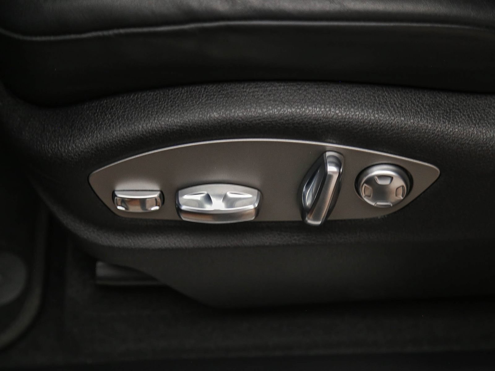 Certified 2025 Porsche Macan S AWD/4WD image 26