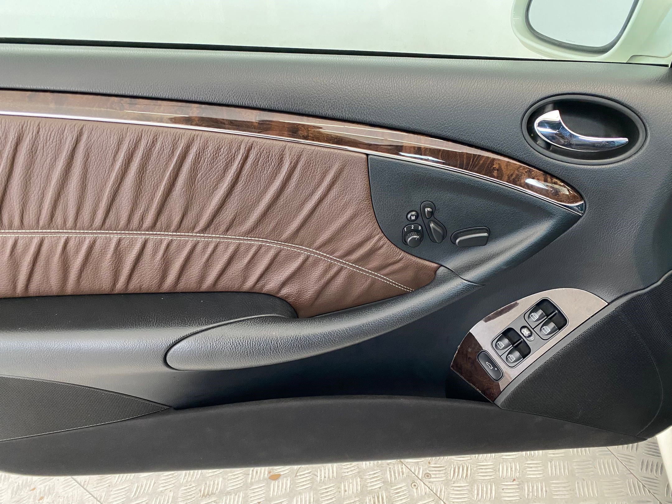 Used 2009 Mercedes-Benz CLK 350 Cabriolet image 12