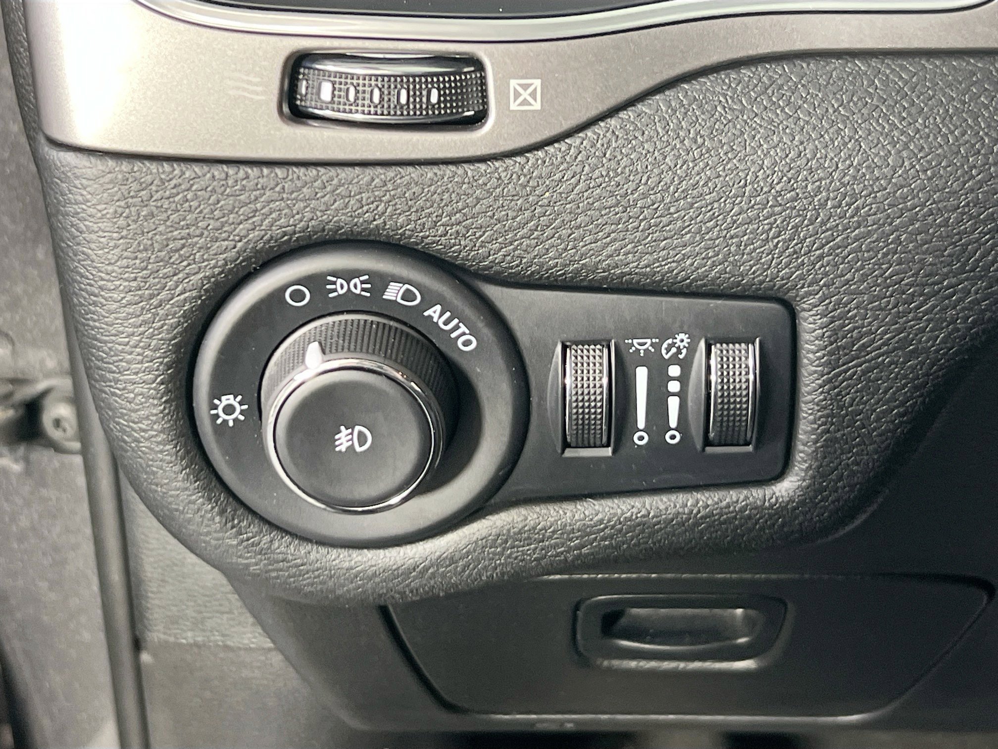 Used 2022 Jeep Cherokee Latitude Lux w/ Sun & Sound Group AWD/4WD image 10