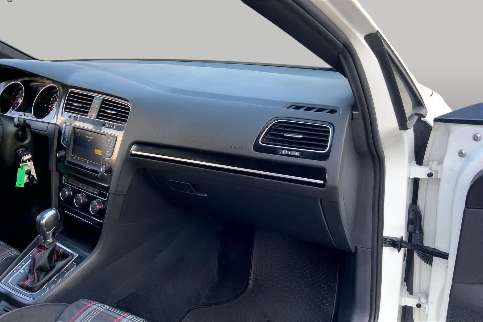 Used 2017 Volkswagen GTI SE FWD image 18