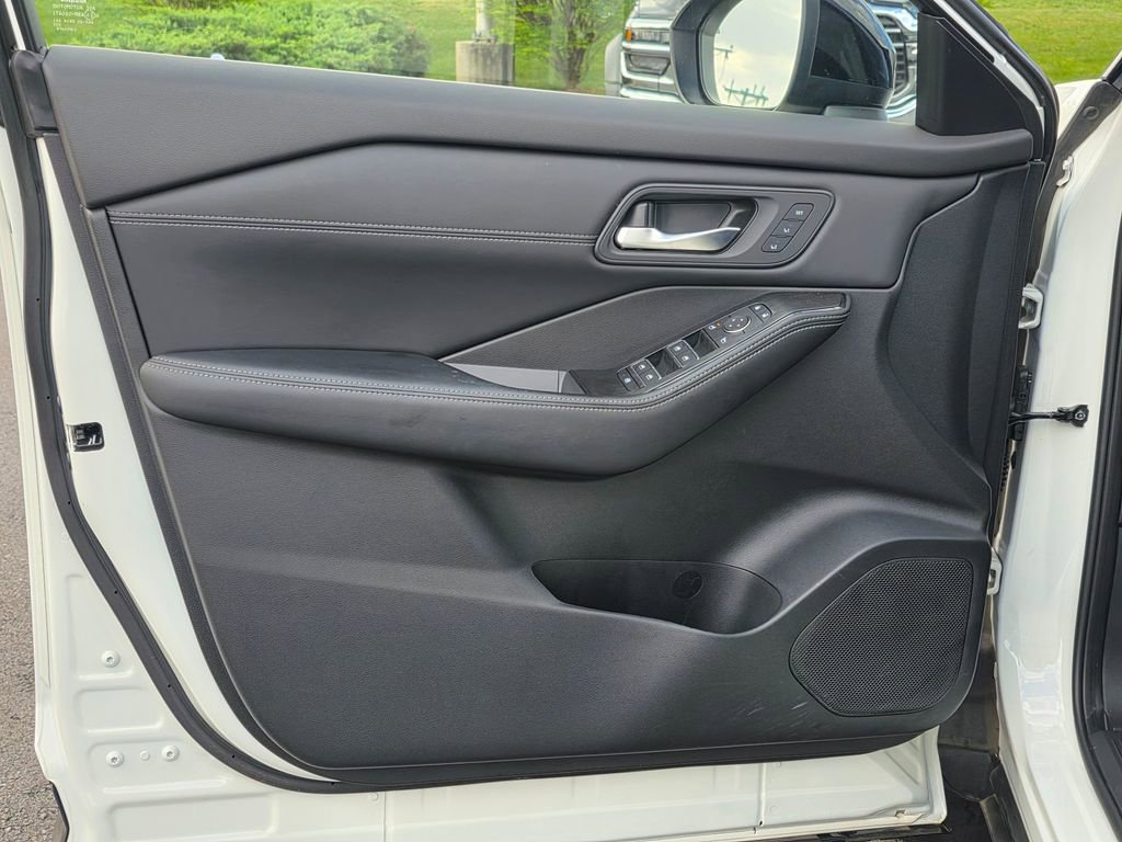 Used 2025 Nissan Rogue SL w/ Tech Package image 12