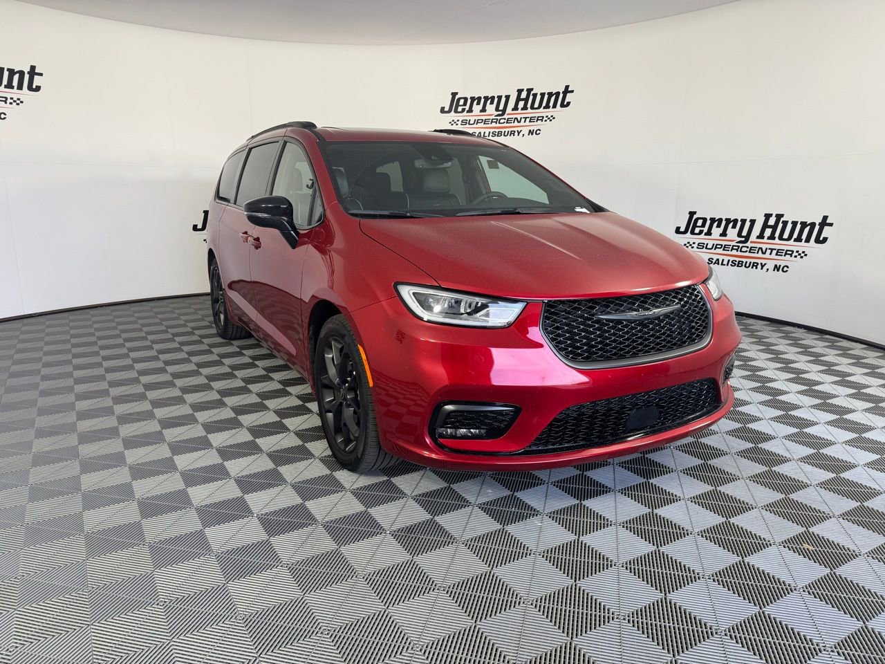 Used 2025 Chrysler Pacifica Limited image 8