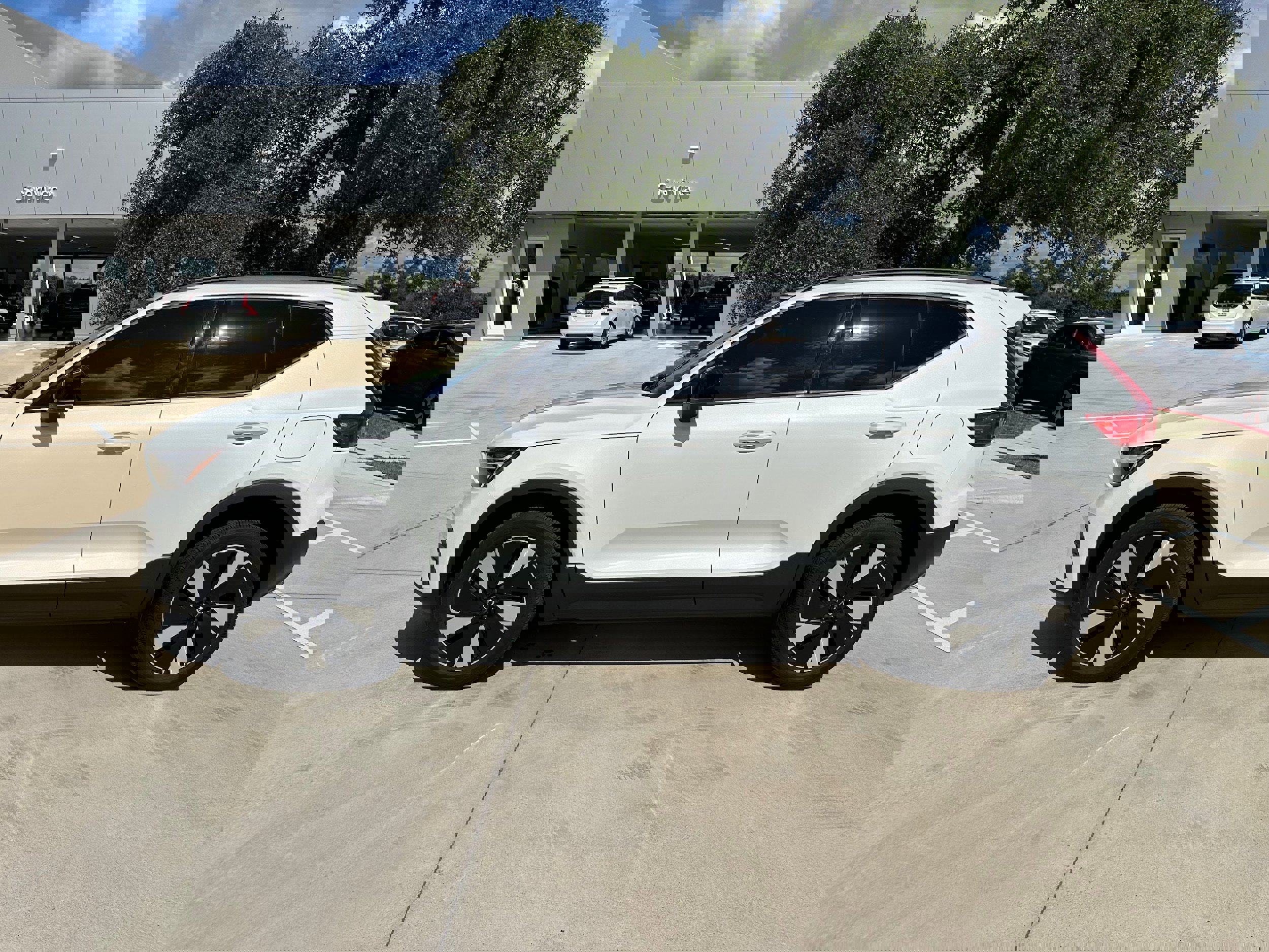 Used 2025 Volvo EX40 Core image 3