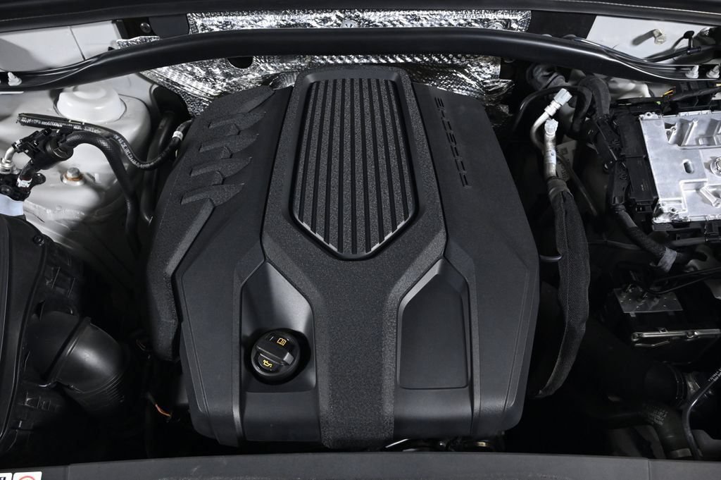 Certified 2023 Porsche Macan AWD/4WD image 29