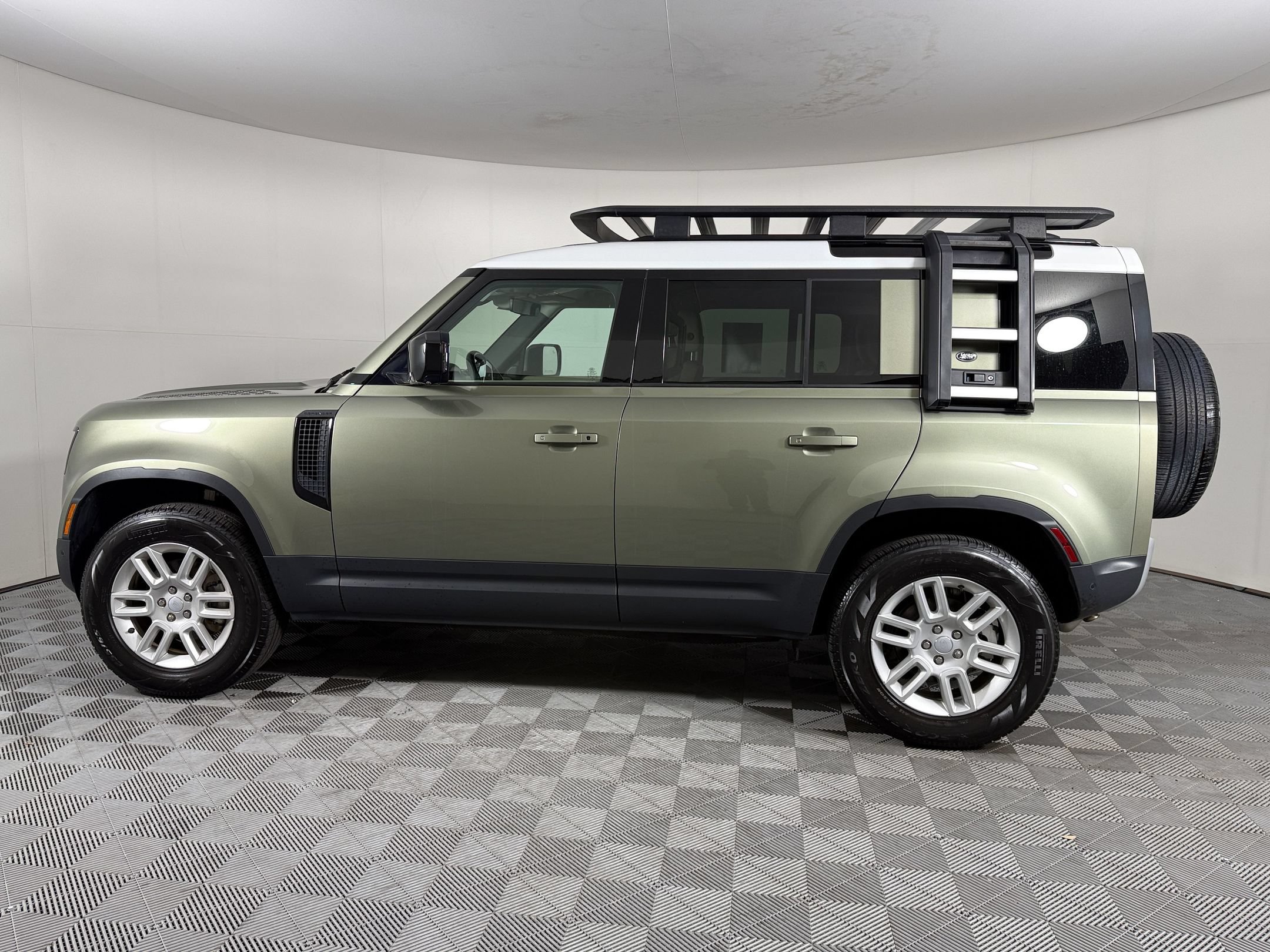 Used 2022 Land Rover Defender 110 S AWD/4WD image 2