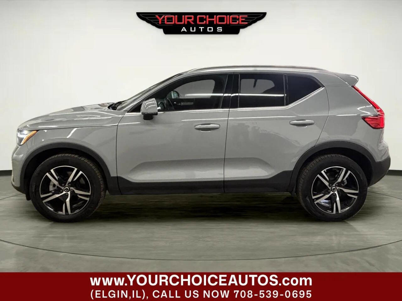 Used 2024 Volvo XC40 B5 Core AWD/4WD image 2
