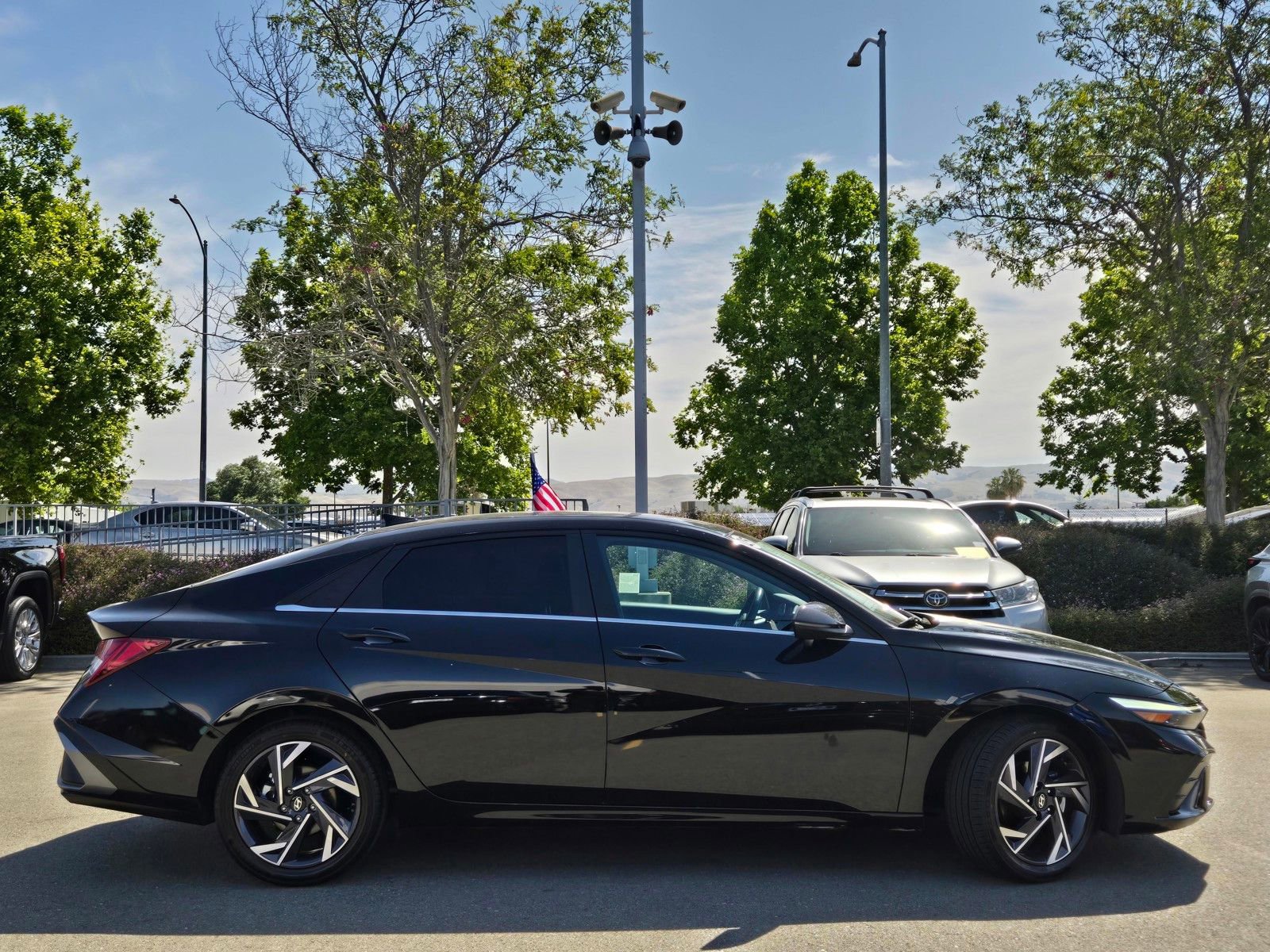 Used 2025 Hyundai Elantra Limited FWD image 8