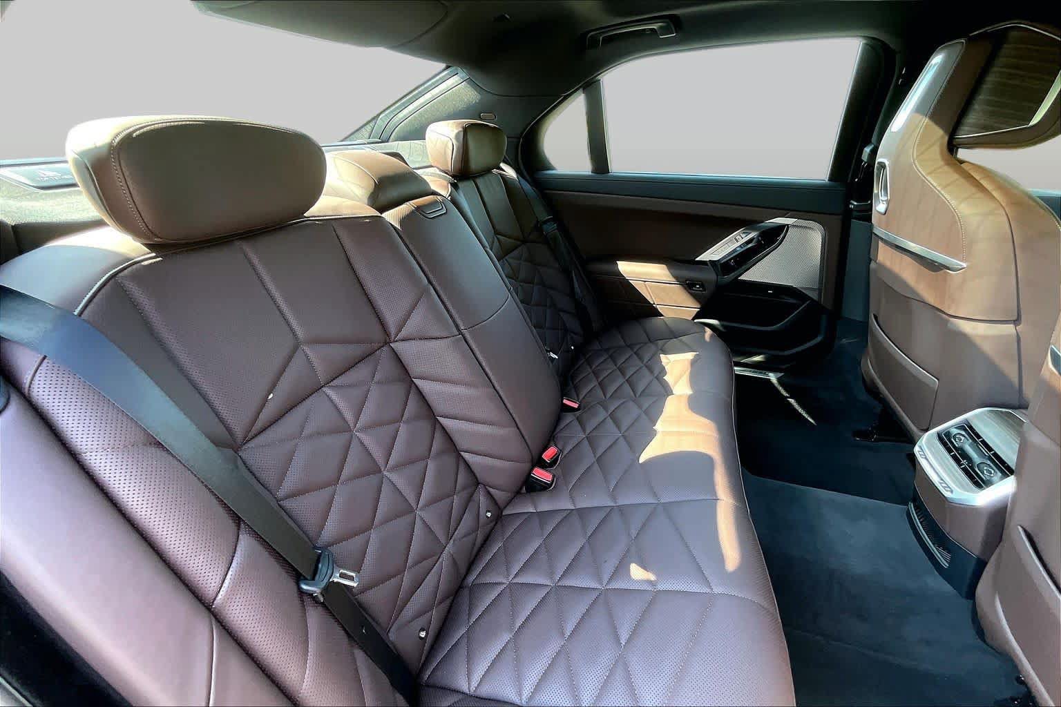 Used 2025 BMW 740i w/ Premium Package RWD image 19