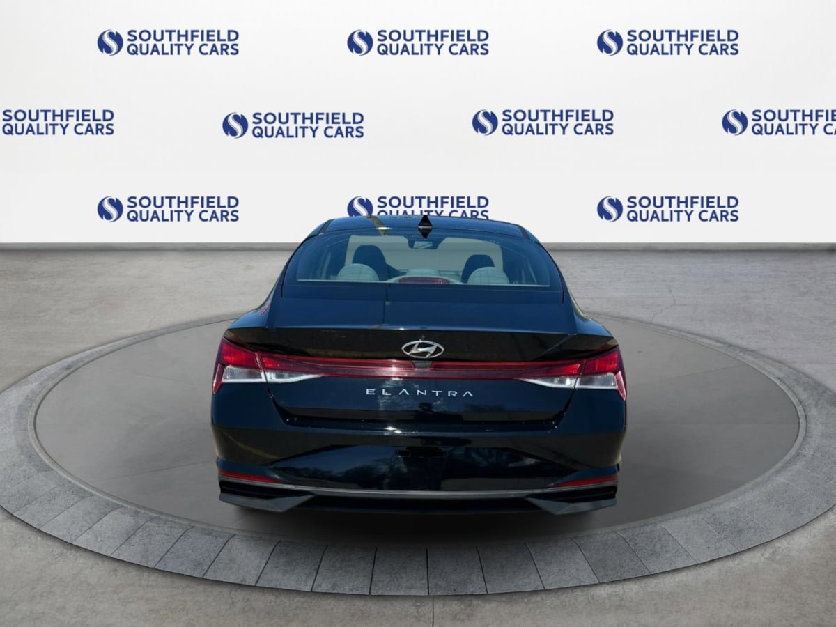 Used 2022 Hyundai Elantra SE FWD image 5