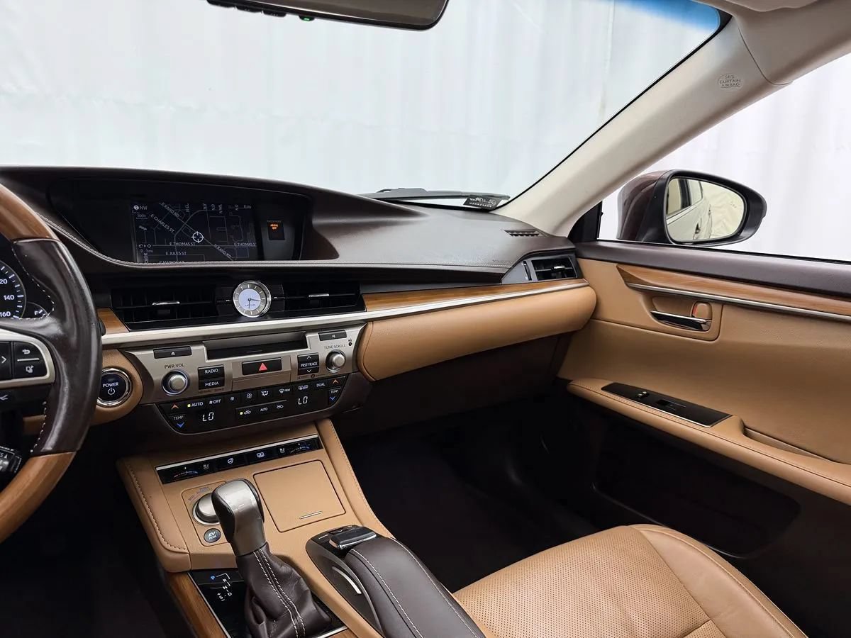 Used 2018 Lexus ES 300h w/ Luxury Package FWD image 17