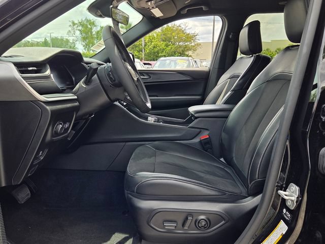 Used 2025 Jeep Grand Cherokee Altitude AWD/4WD image 9