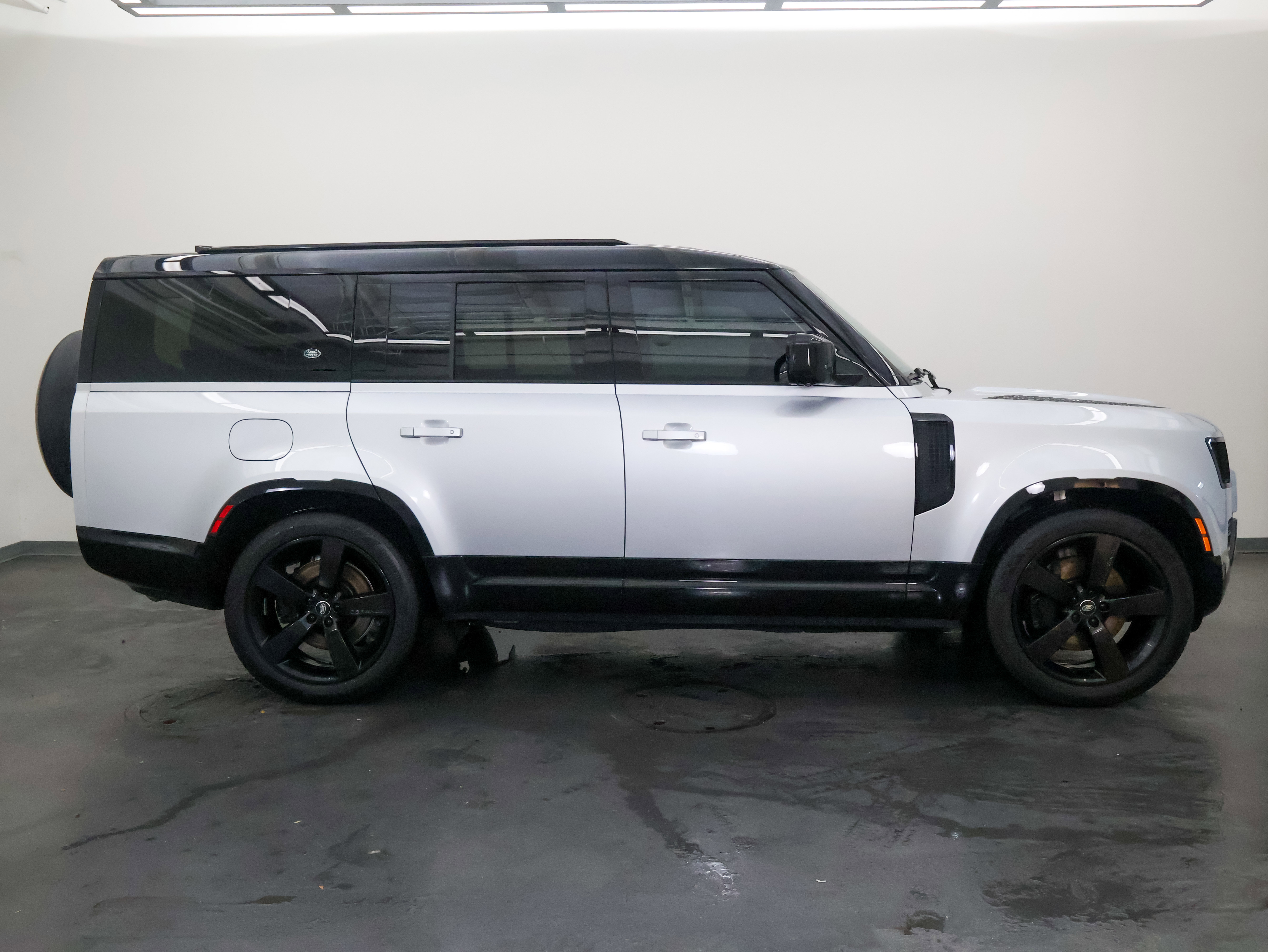 Used 2024 Land Rover Defender 130 X-Dynamic SE AWD/4WD image 2