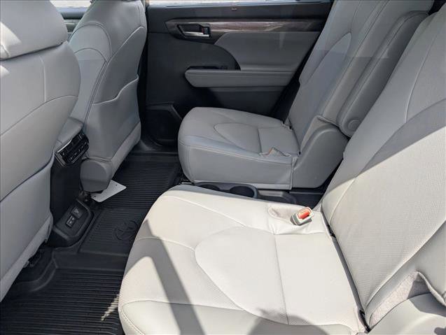 New 2026 Toyota Highlander Platinum AWD/4WD image 14