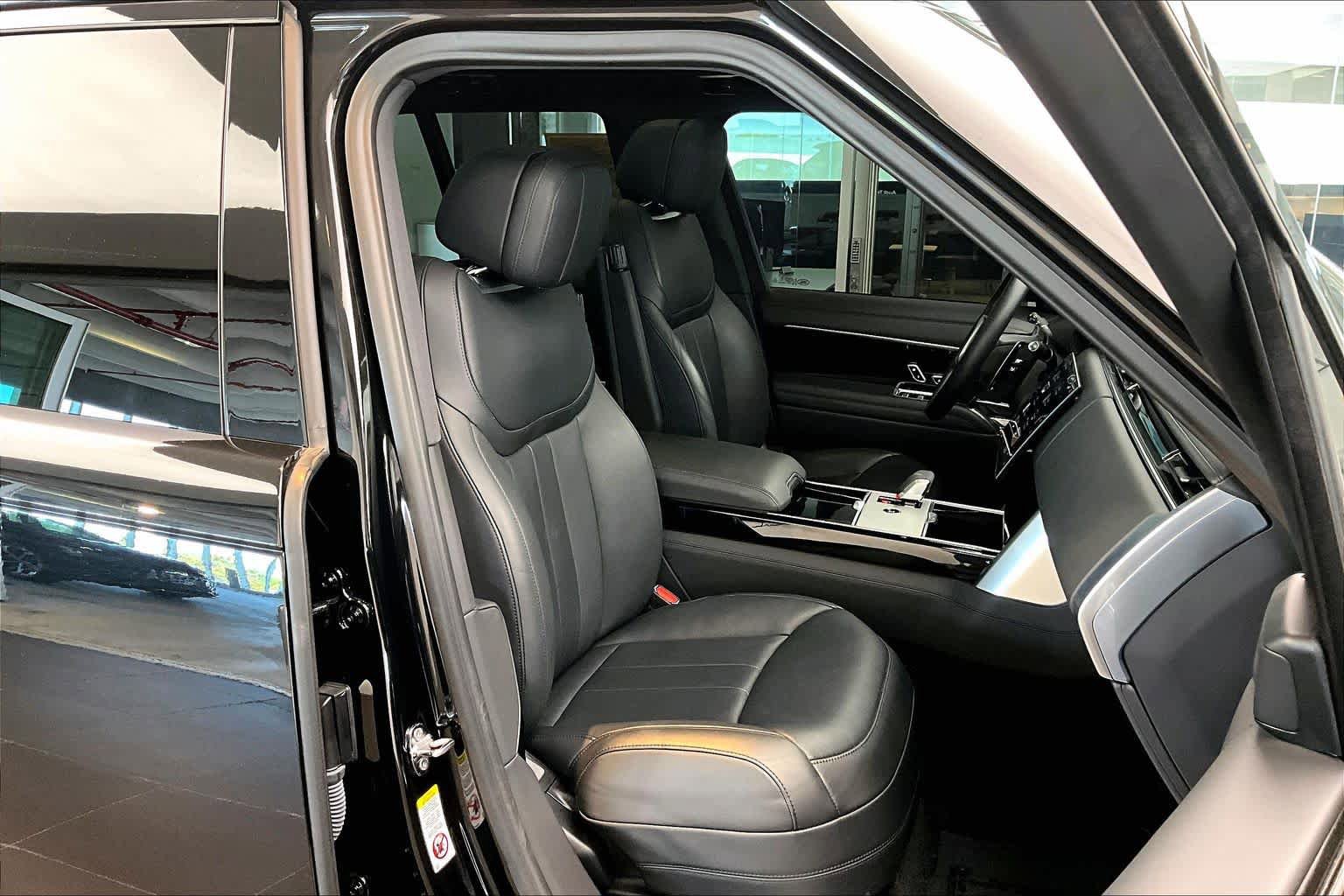 Used 2025 Land Rover Range Rover SE AWD/4WD image 9