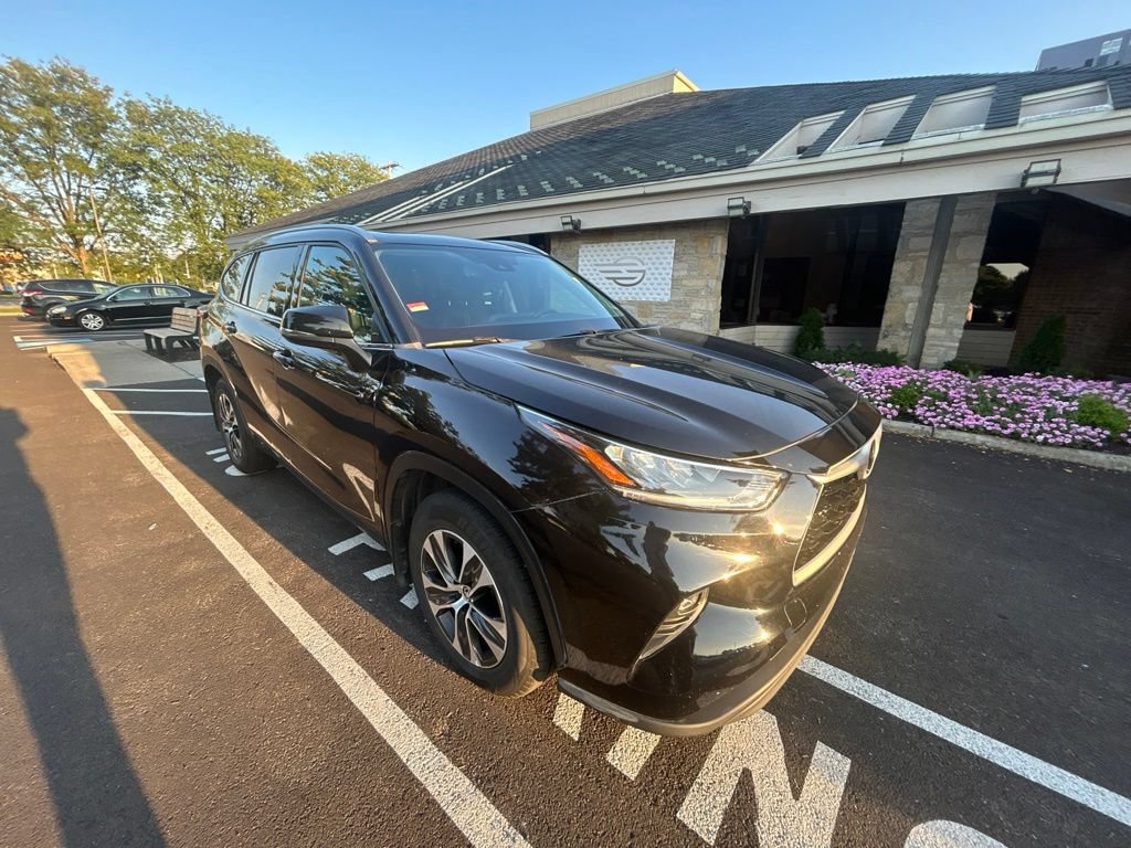 Used 2022 Toyota Highlander XLE AWD/4WD image 4