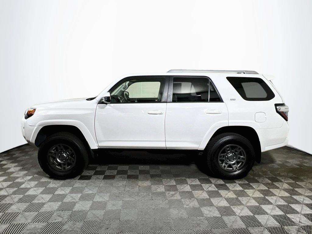 Used 2018 Toyota 4Runner SR5 AWD/4WD image 4