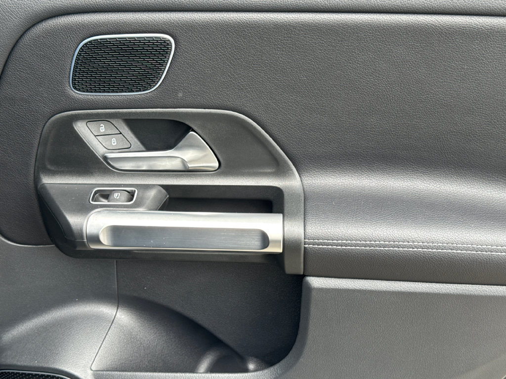 Used 2024 Mercedes-Benz GLB 250 image 16