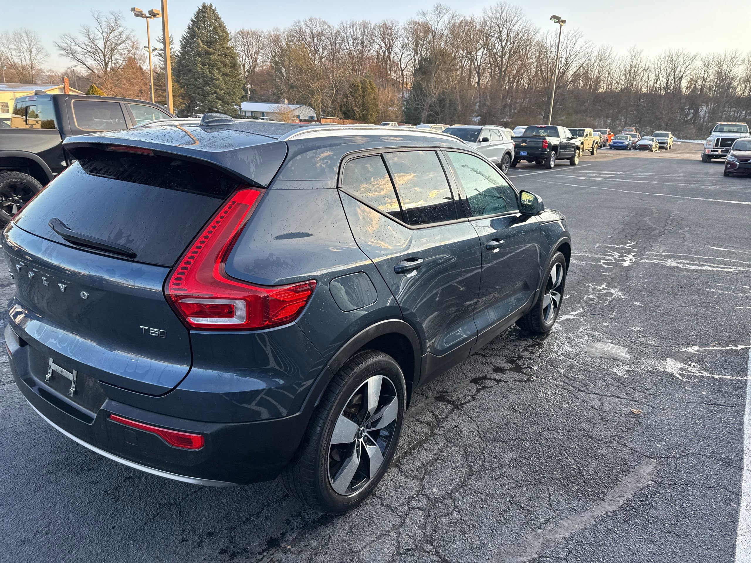 Used 2021 Volvo XC40 T5 Momentum w/ Premium Package image 6