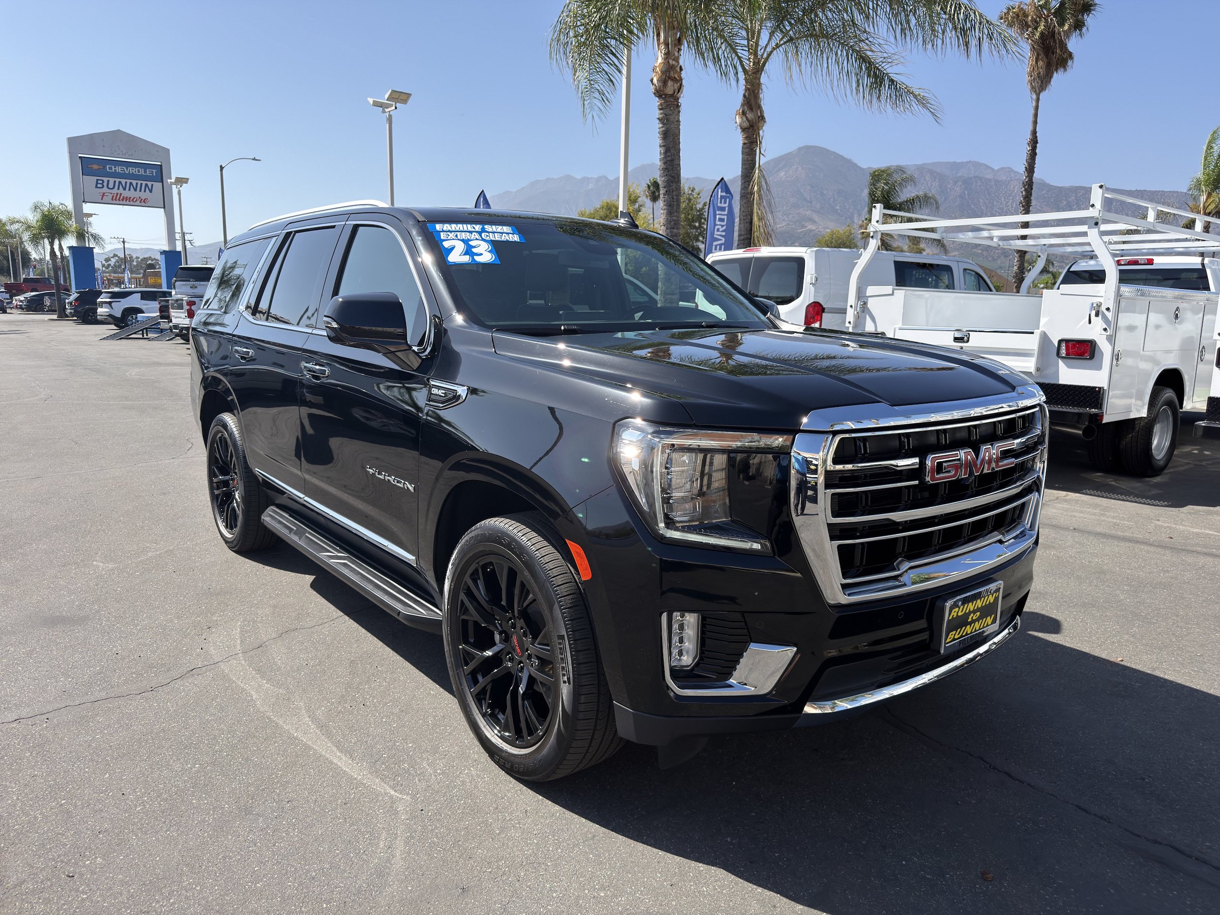 Used 2023 GMC Yukon SLT w/ SLT Luxury Package AWD/4WD image 2