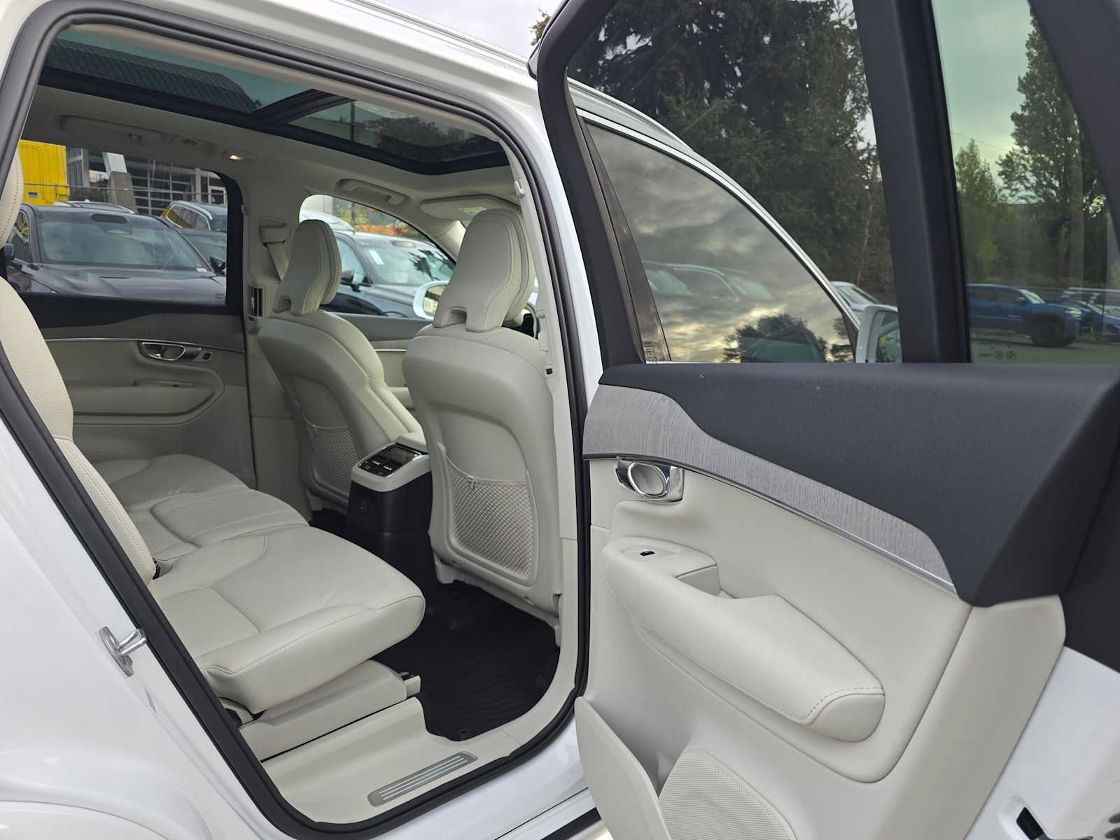Certified 2025 Volvo XC90 T8 Plus w/ Protection Package Premier AWD/4WD image 14