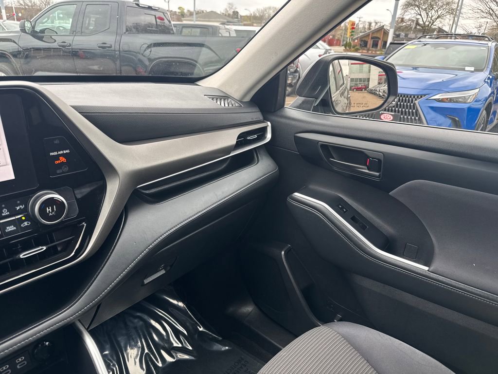 Used 2023 Toyota Highlander LE AWD/4WD image 30