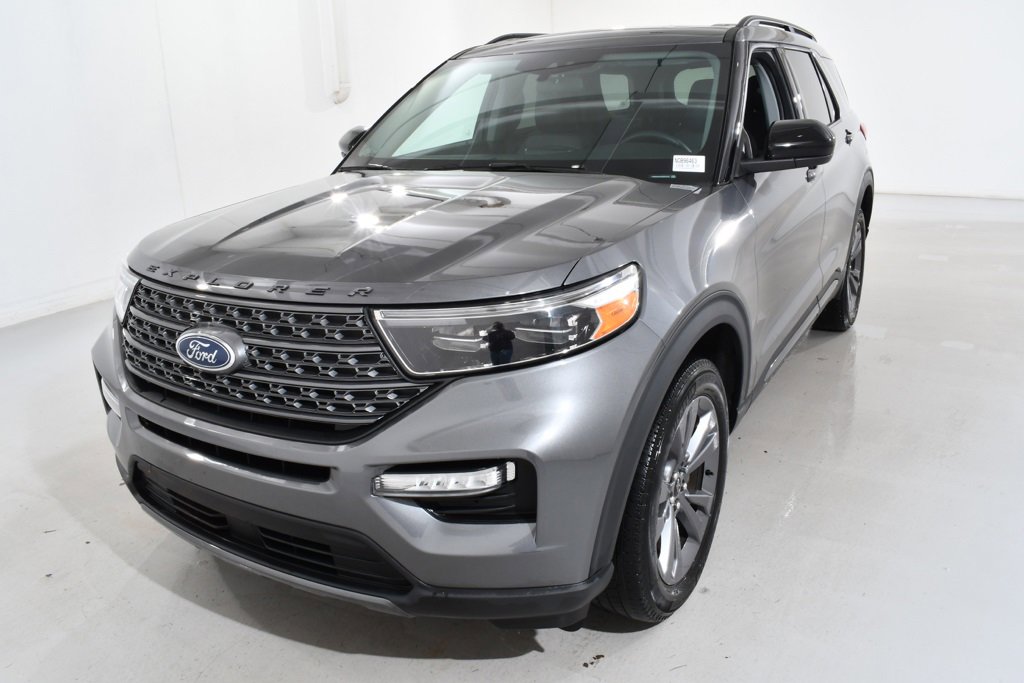 Used 2022 Ford Explorer XLT w/ Equipment Group 202A image 2